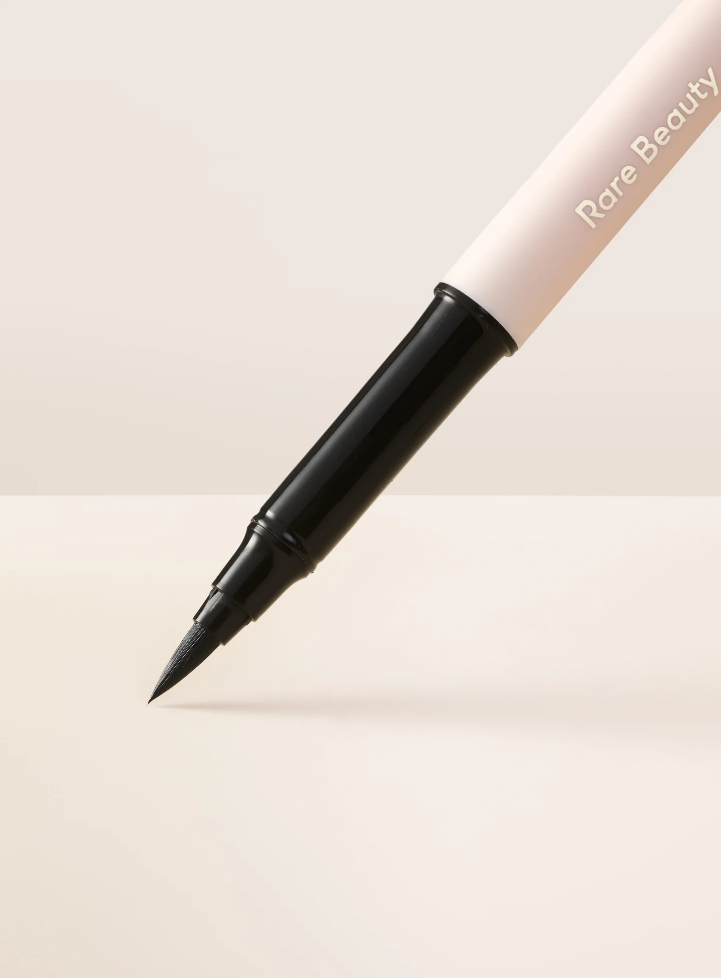 RARE BEAUTY Perfect Strokes Liner 0,9ml