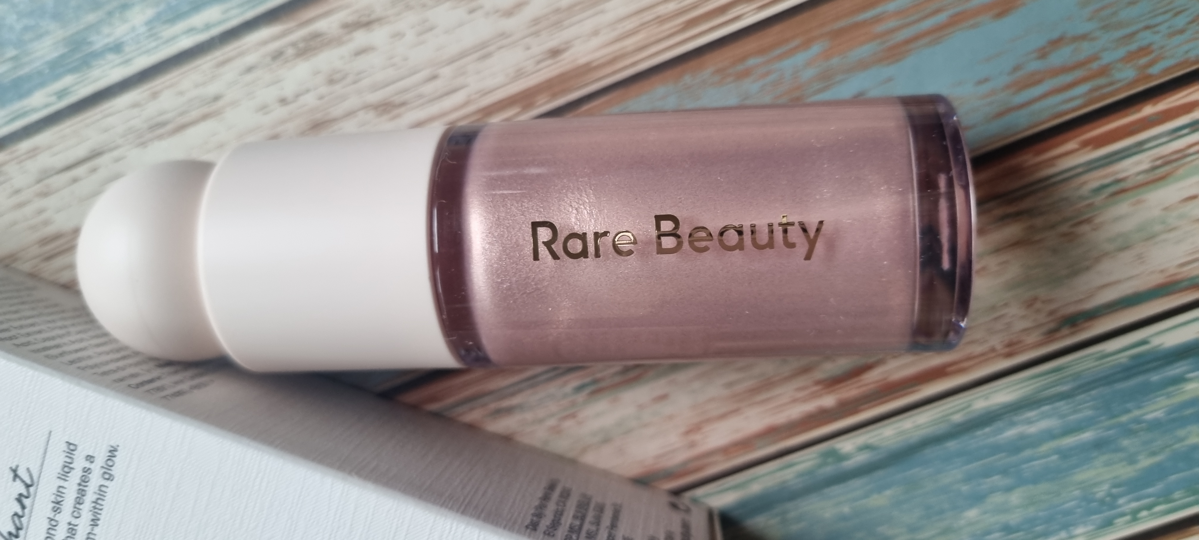 RARE BEAUTY Positive Light Highlighter Liquide Enchant